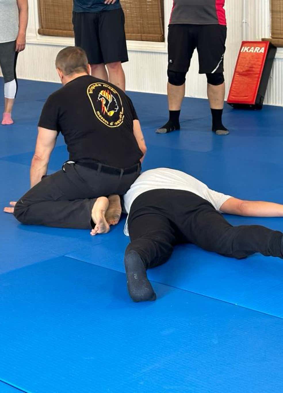 Grupo de ni&ntilde;os practicando aikido en Dojo Aikido Badalona