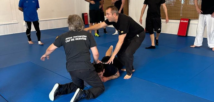 Grupo de ni&ntilde;os practicando aikido en Dojo Aikido Badalona